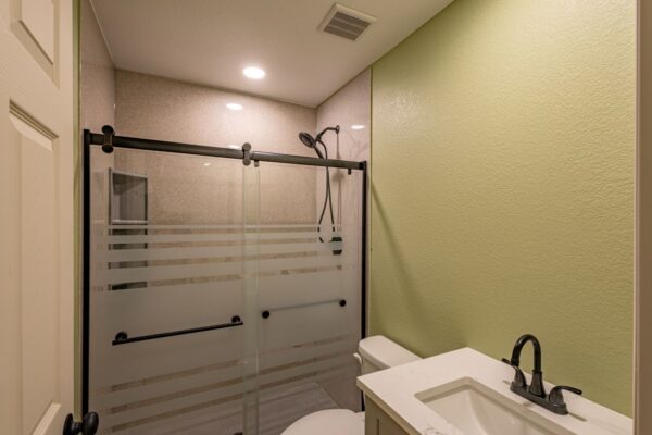 Efficient new build with modern bathroom amenities and optimized space for comfortable living.